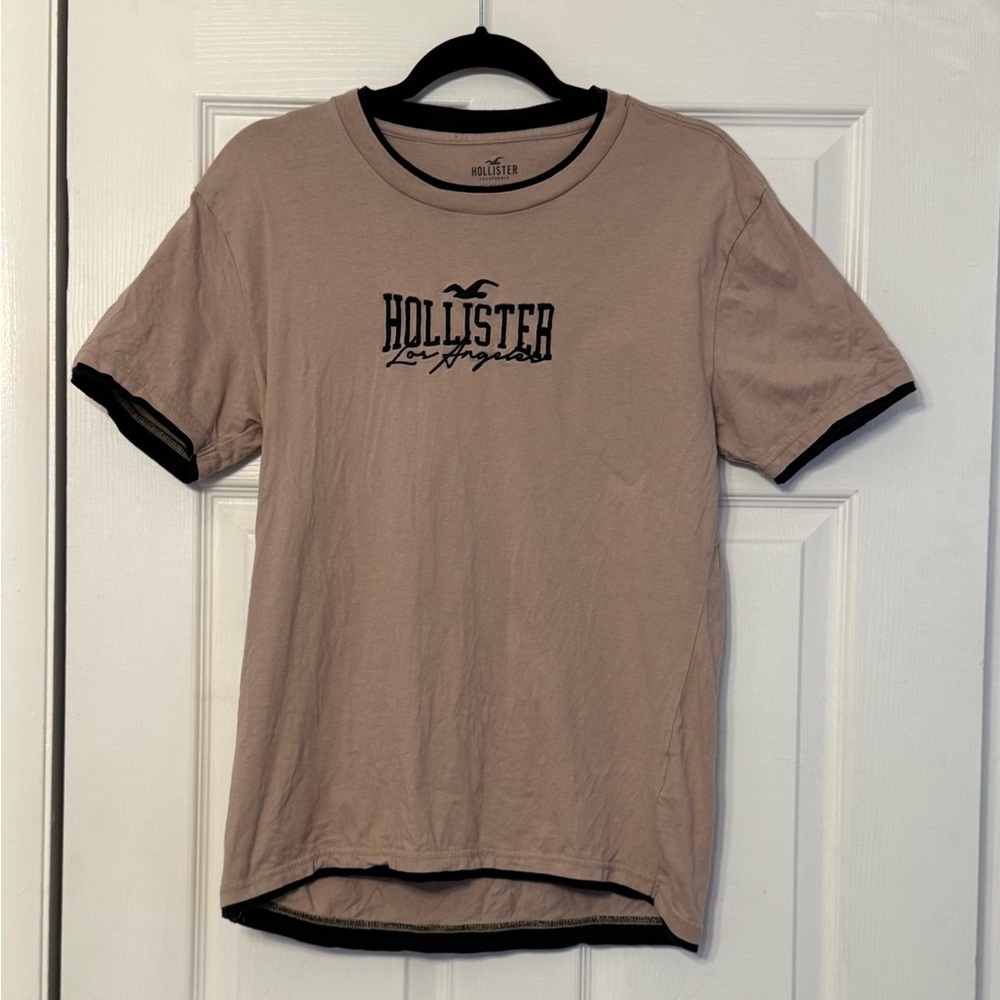 Hollister Logo Beige Tan and Black Trim Short Sleeve Relaxed Fit Cotton Tee